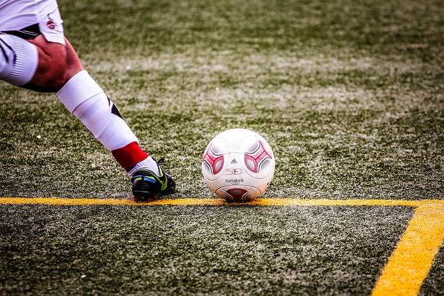 美术课上学生用课本表演变脸，轻松拿捏住精髓， 网友：“教科书式”变脸！