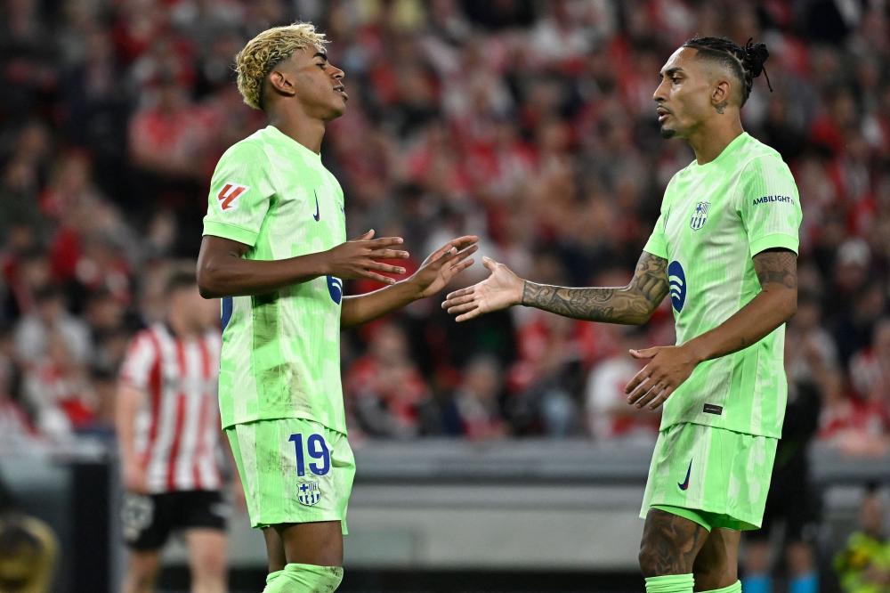 利物浦发角球期间 萨拉赫和亨德森聊了很久